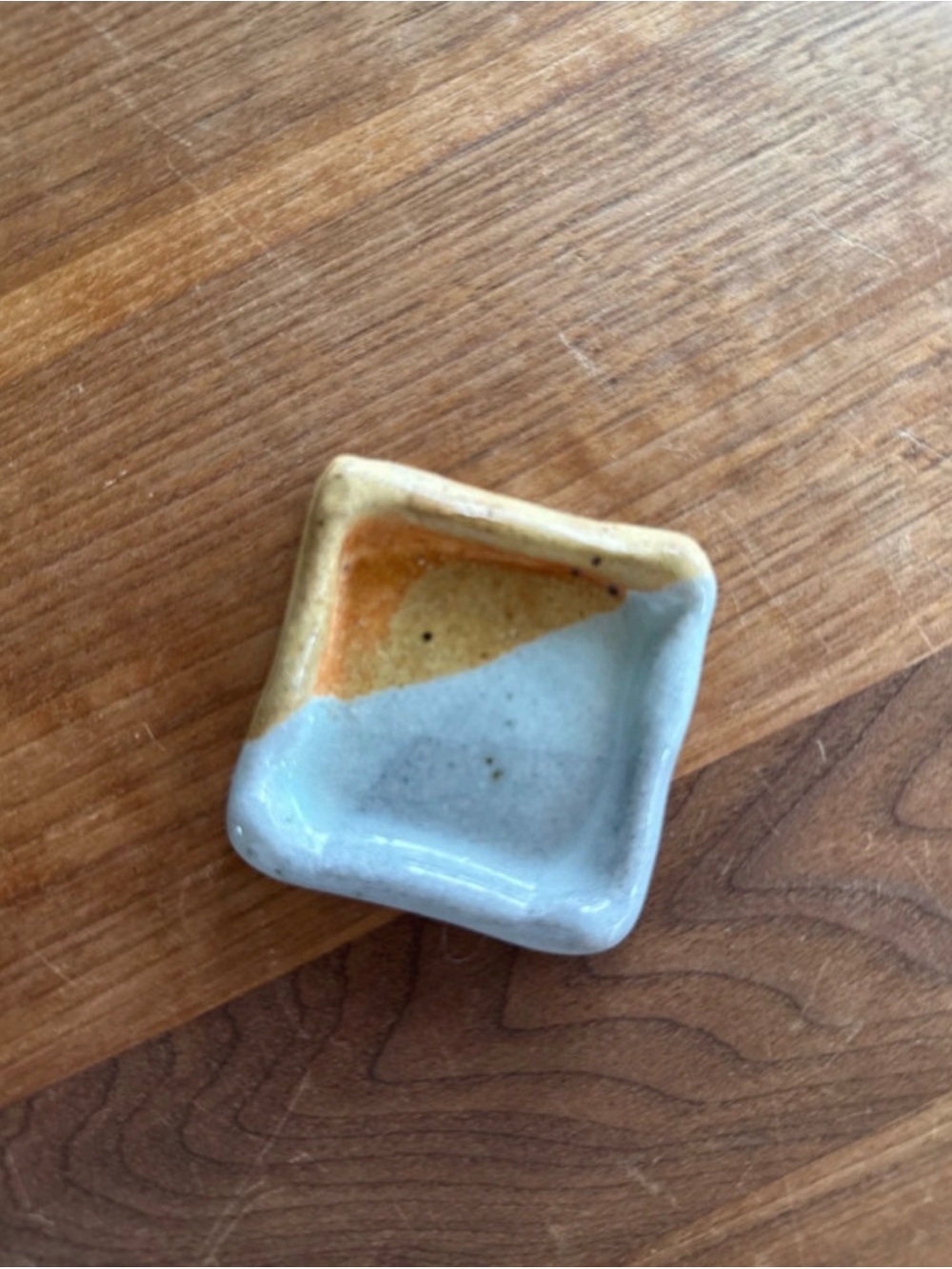 Tiny ceramic ring holder